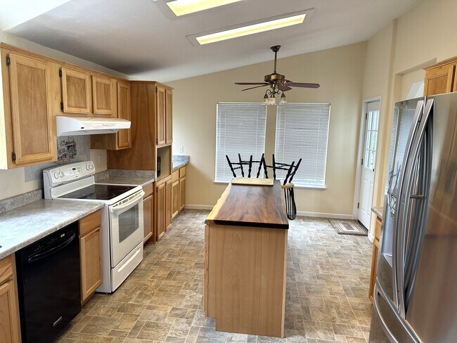 Foto del edificio - 6415 Mitchell Rd