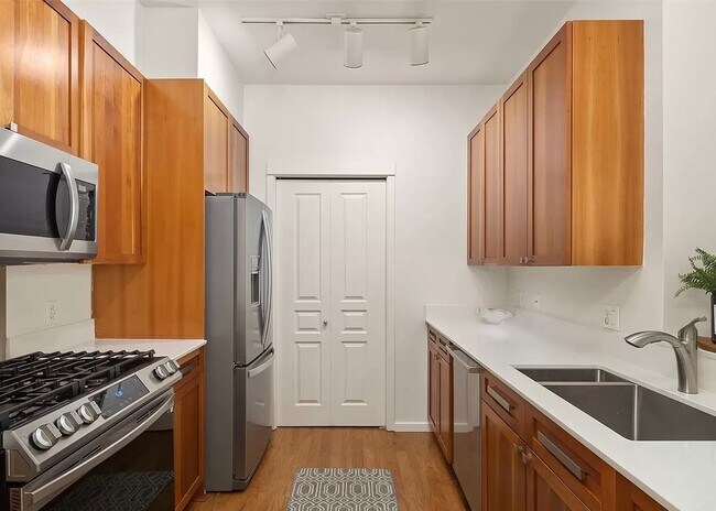 Foto del edificio - Spacious Downtown Kirkland condo!