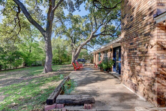 Foto del edificio - 210 Live Oak Dr