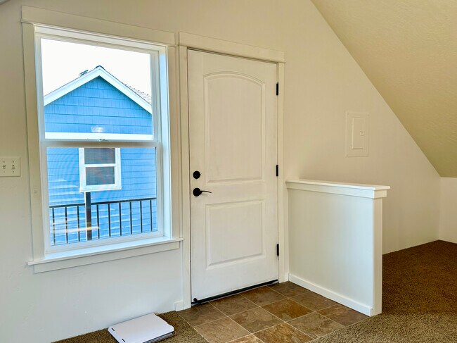 Building Photo - 1112 Lithia Way
