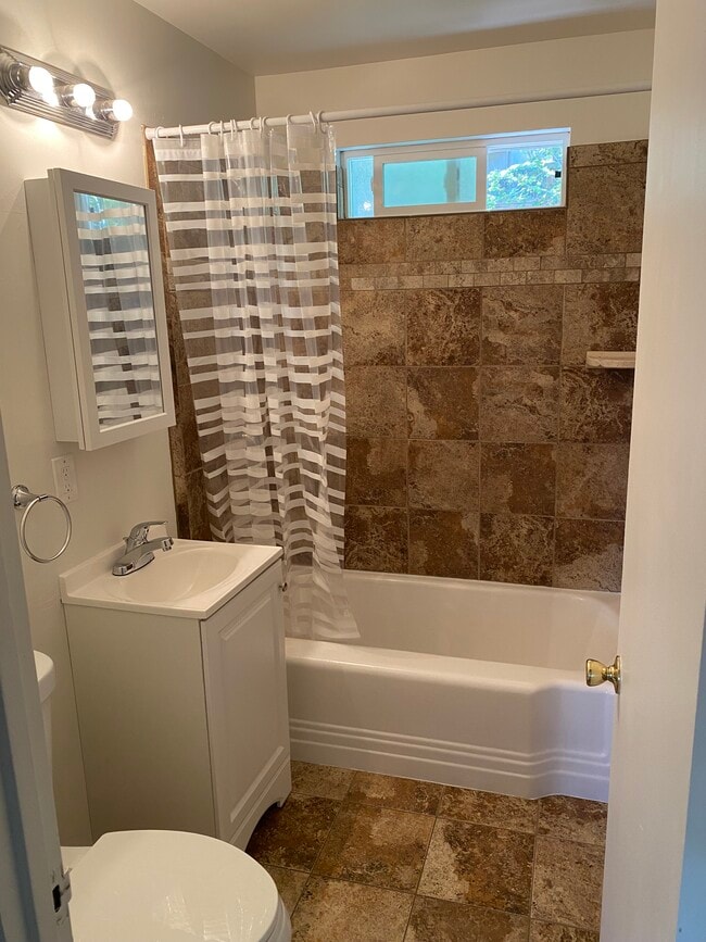 Building Photo - 737 Orinda Ln