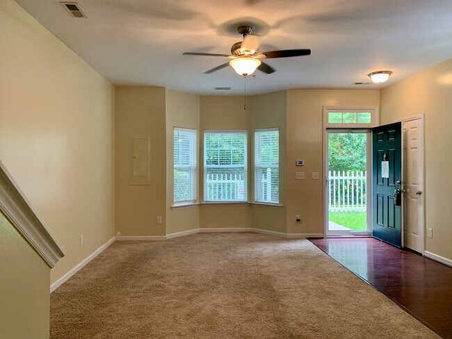 Foto del edificio - Wonderful Raleigh Townhome Convenient to I440 & I540, Huge Master Suite, Near Anderson Pointe Park!