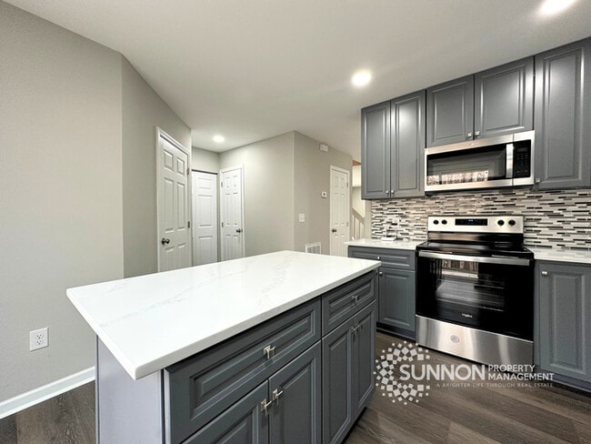 Foto del edificio - Beautifully Remodeled 3BR/2.5BA Townhome