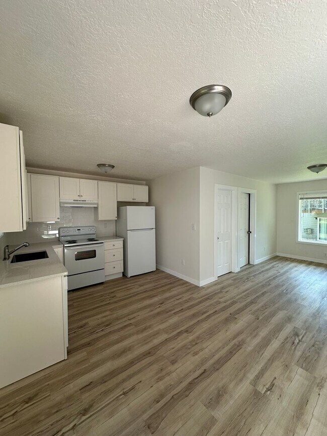 Foto del edificio - BRAND NEW Studio Apartment.  Flat Monthly ...