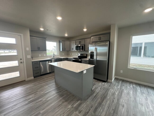 Building Photo - Exquisite 3-Bedroom Home with Modern Elega...