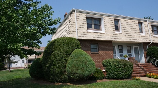 Foto del edificio - End Unit Townhouse with Full Basement 2BR ...