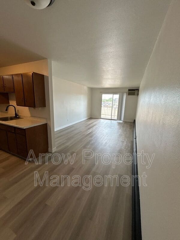 Building Photo - 215 E Arbor Ave