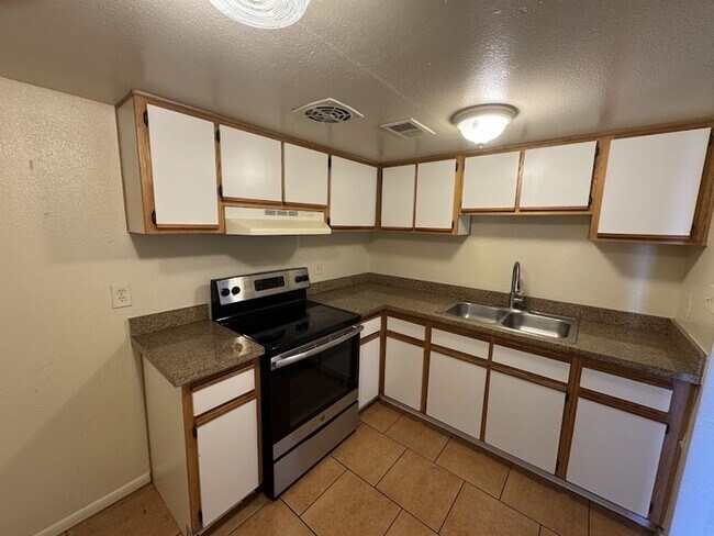 Foto del edificio - Holiday Gardens Townhome