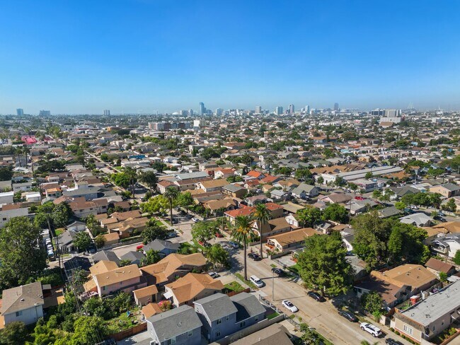 Foto del edificio - 1740-1742 Rose Ave Triplex
