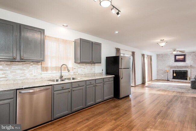 Foto del edificio - 8460 Colony Cir