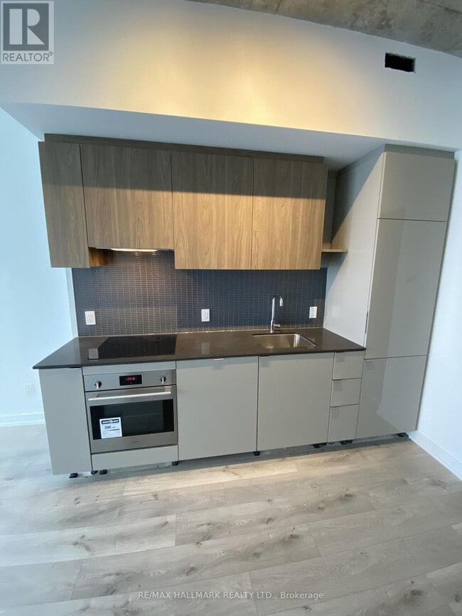 Building Photo - 161 Roehampton Ave