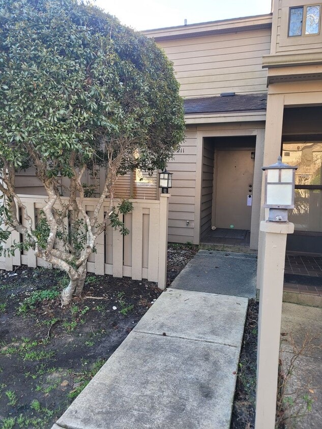 Located in Caneel Cove this 2 bed 2 bath townhome features hardwood floors throughout , - Located in Caneel Cove this 2 bed 2 bath townhome features hardwood floors throughout ,
