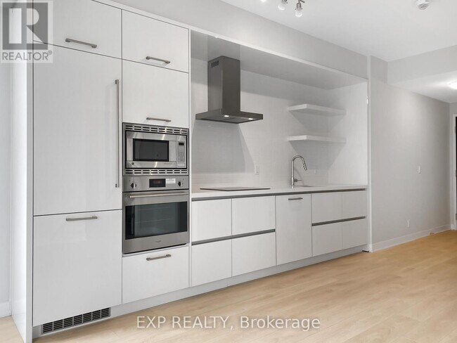 Photo du bâtiment - 2221 Yonge St