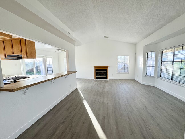 Building Photo - 9808 Susan Ave