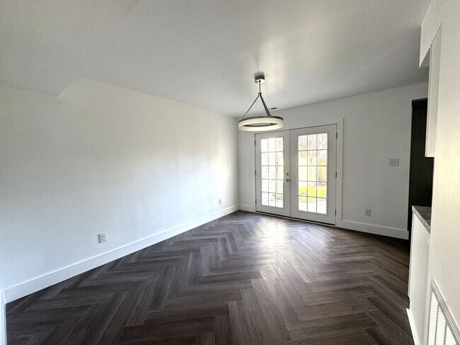 Building Photo - Completely Remodeled 2BR/1.5BA Townhome – City Convenience!