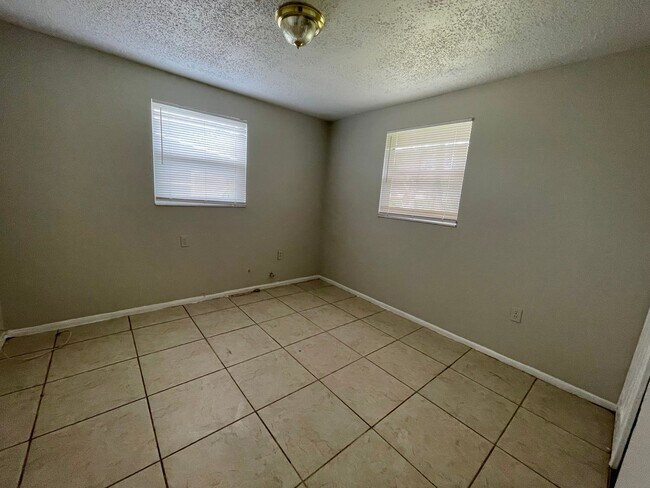 Foto del edificio - 9803 N 11th St