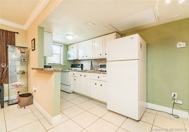Building Photo - 3901 SW 112th Ave