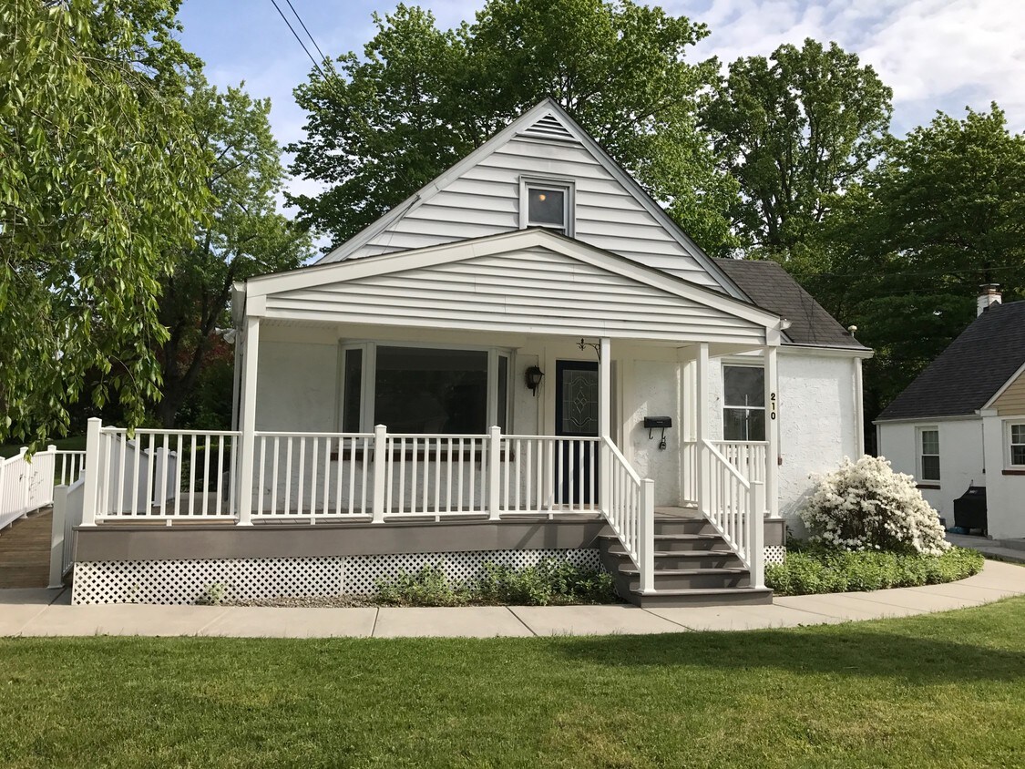 Primary Photo - 210 W King St