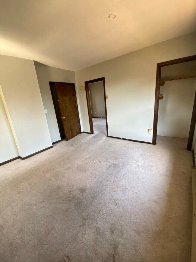 Living Room - 715 N Allen Pl