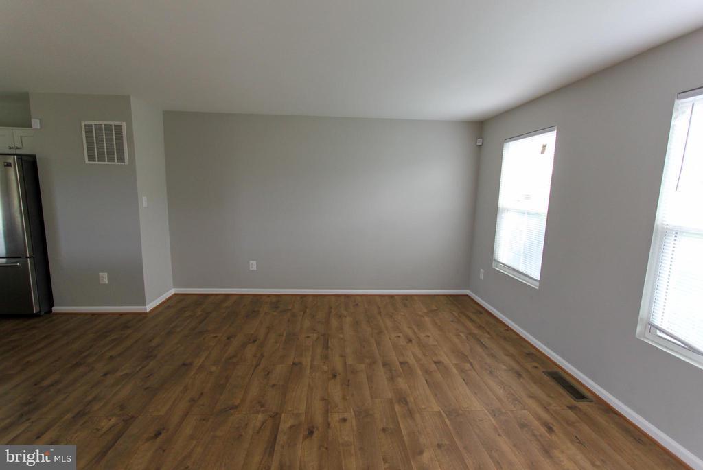 Primary Photo - 123 Singleton Way