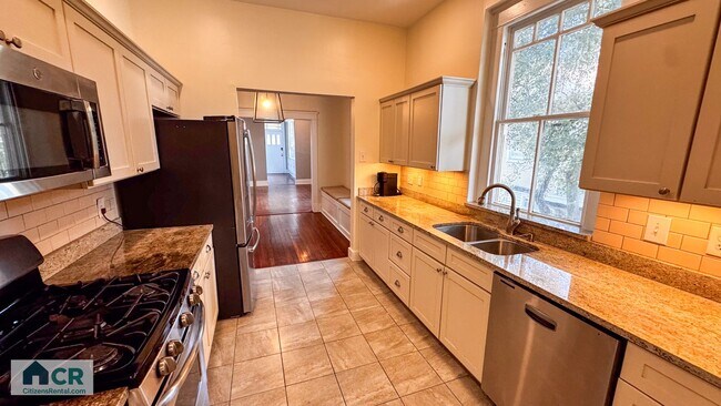 Foto del edificio - HUGE 9 bedroom house just a few blocks from campus! Text 727-459-4141 for more info.