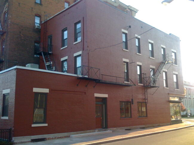 Three story fully renovated brick apt building with pizza shop on the main floor - 122 Jay St