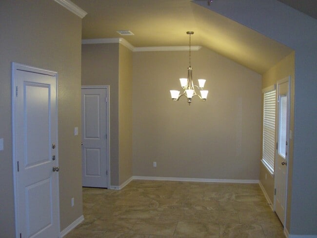 Building Photo - Beautiful 3 bed/2 bath Duplex off of Bunny Trail