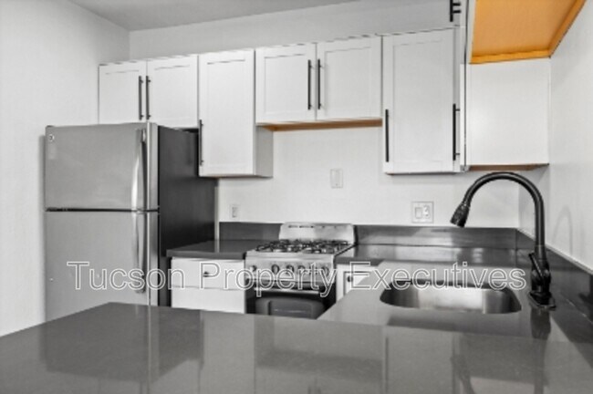 Foto del edificio - 824 E 10th St