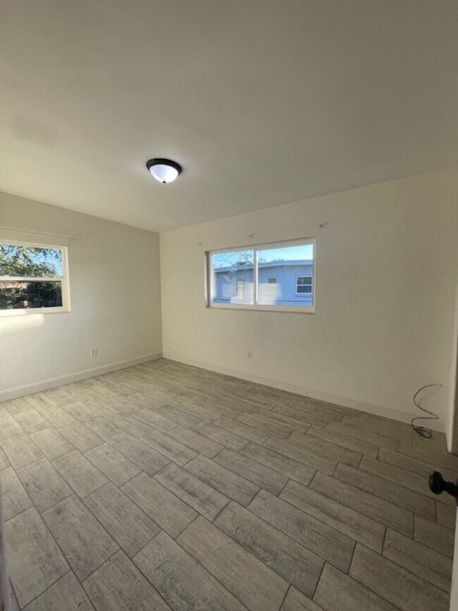 Foto del edificio - 2 Bed 1 Bath Home | Pet Friendly | Washer Dryer Hook Ups | Section 8 Welcome