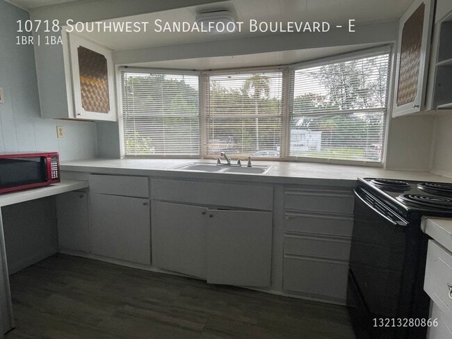 Building Photo - 10718 SW Sandalfoot Blvd