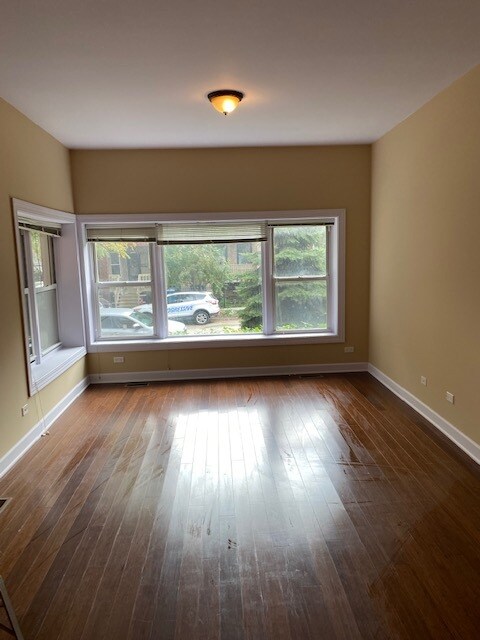Living room - 1330 W Winona St