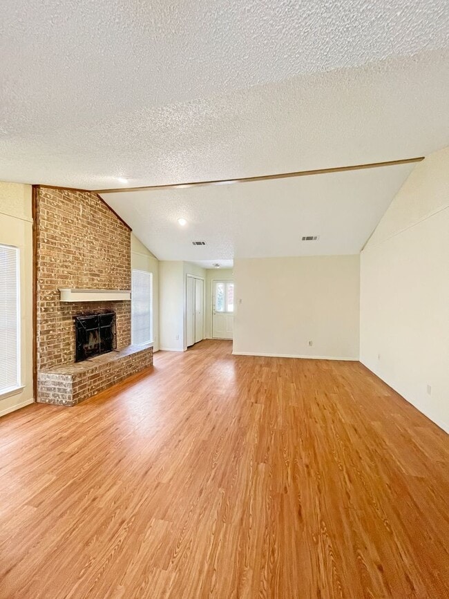 Building Photo - Spacious 3-Bedroom Duplex with Covered Parking & Fenced Yard!