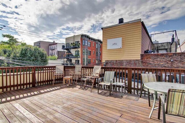 Foto del edificio - 600 Grand St