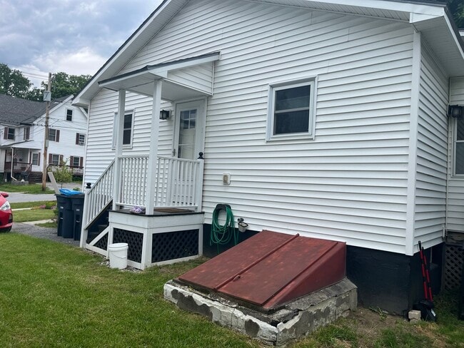 Building Photo - Beautiful Two Bedroom Single Family in the...