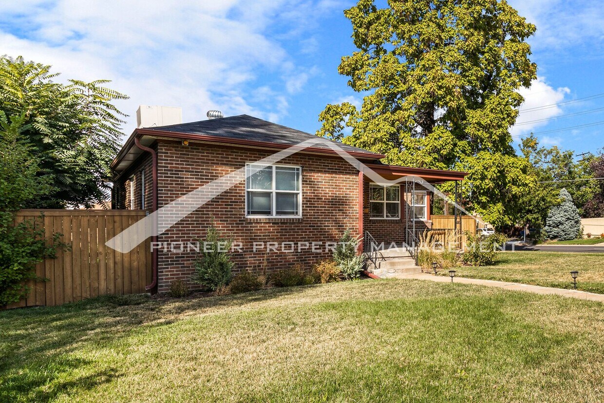 Foto principal - Large Home with an Updated Kitchen in Mont...