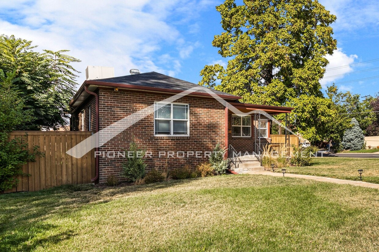 Primary Photo - Large Home with an Updated Kitchen in Mont...