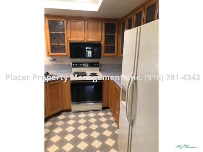 Building Photo - Move in ready, 3 bedroom plus den, 2 bath,...