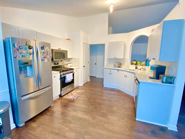 Foto del edificio - 5515 Laurel Grove Ln