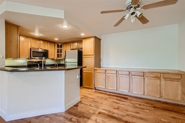 Building Photo - 2 Bedroom 2 Bath Condo in Del Mar!!!