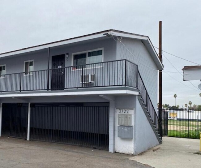 Frente del edificio - 3722 Van Buren Blvd