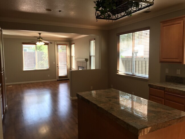 Foto del edificio - Beautiful Single Story, 3 Bedroom 2 Bath B...