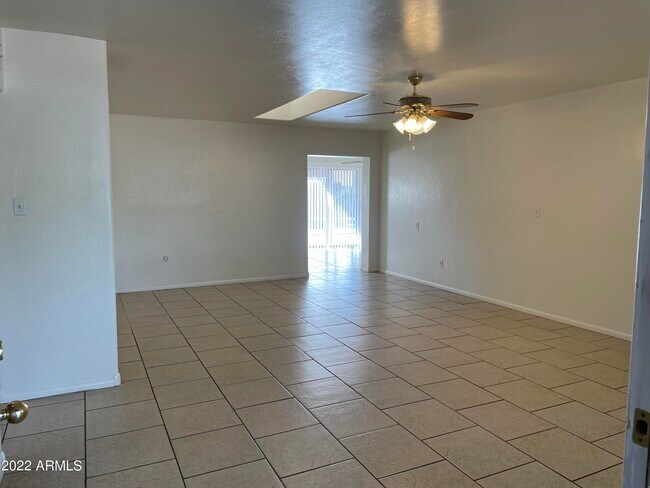 Foto del edificio - 7114 N 77th Ave