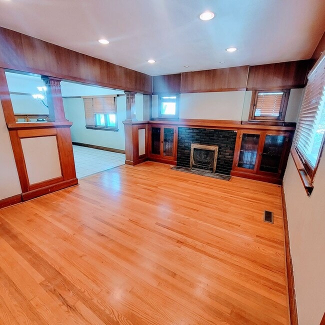 Building Photo - Gorgeous Antique Midvale Home!