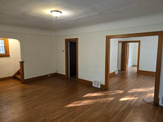 Building Photo - 1235 Lakepointe St
