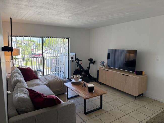 Foto del edificio - 7180 NW 179th St