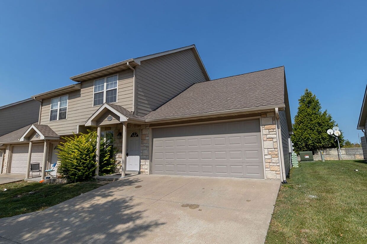 Primary Photo - Affordable 4 Bedroom Townhouse