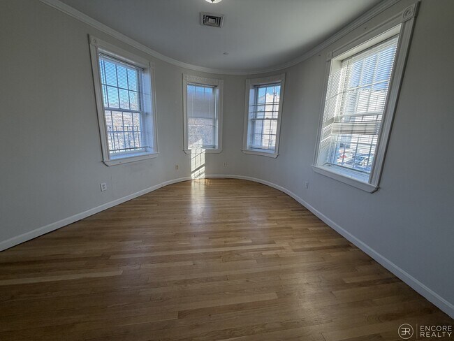 Foto del edificio - 4 Bishop Allen Dr