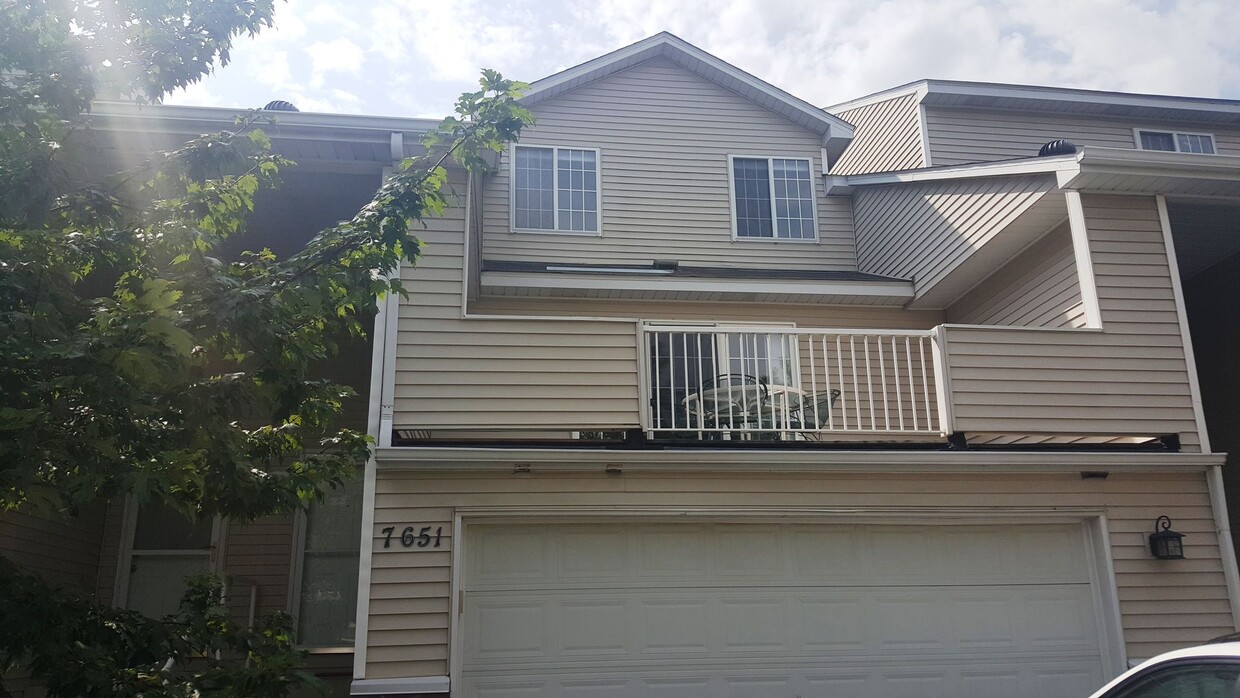 Foto principal - Charming 2 Bedroom Townhome for Rent in Ch...