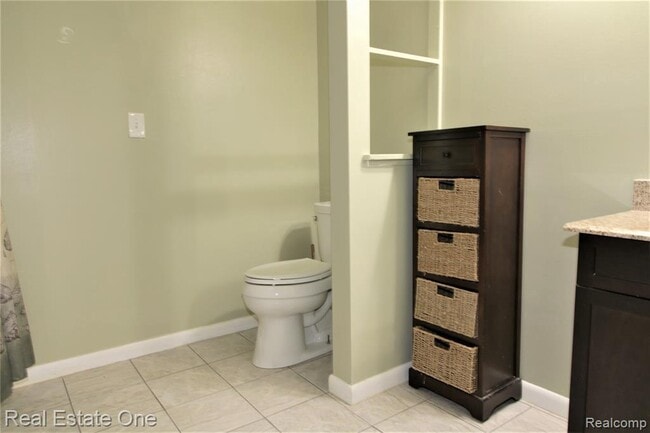 Building Photo - 480 Fox Hills Dr S