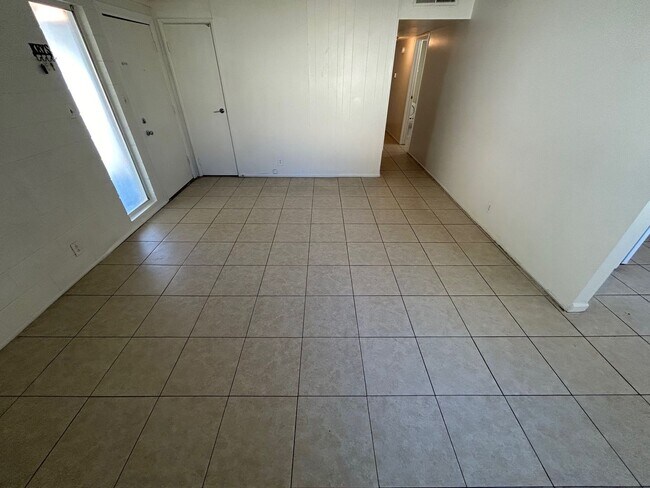 Building Photo - ***AMAZING SPECIAL!!  $650.00 *OFF FIRST MONTHS RENT IF MOVED IN WITHIN 2 WEEKS!!*** SPACIOUS 4-B...